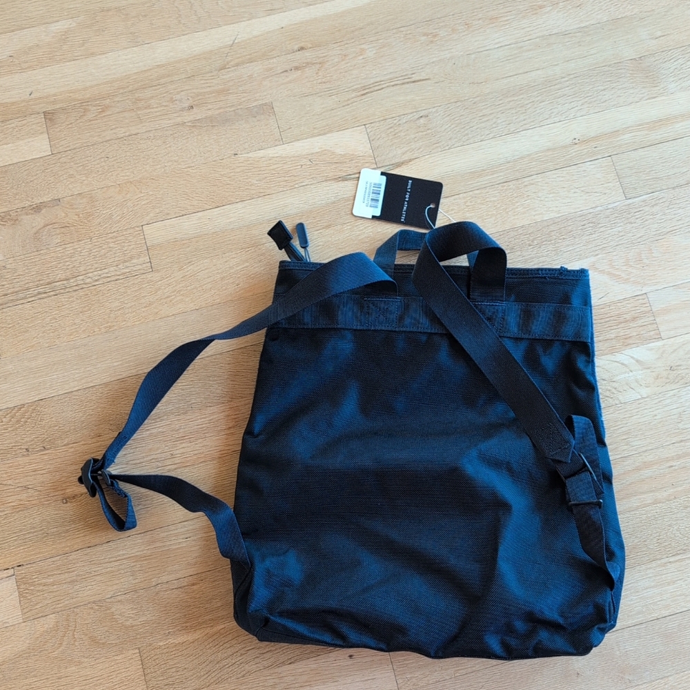Oracle Red Bull Racing Backpack NWT Energy Lounge Formula 1 - Picture 4 of 5